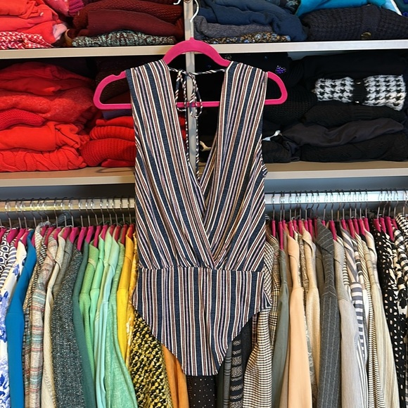 BCBGeneration blue/pink striped v neck/back tie back bodysuit size S - Picture 3 of 3